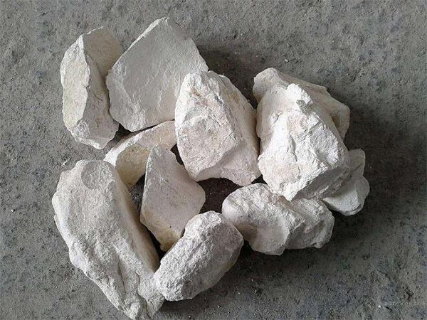 為什么要在魚塘里撒生石灰？